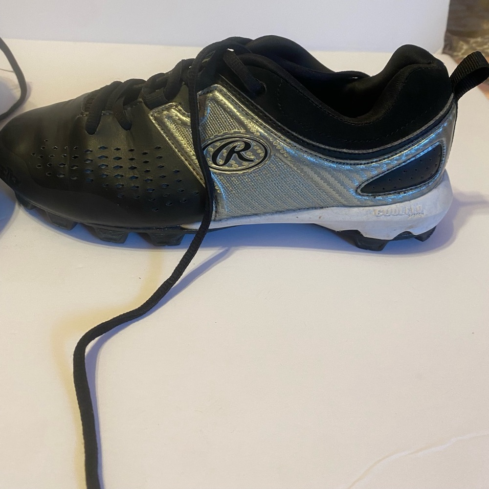 Boys size 6 football shoes made by Rawlings